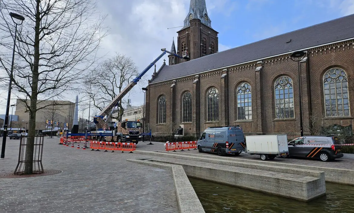 Montage verlichting op kerk in Tilburg