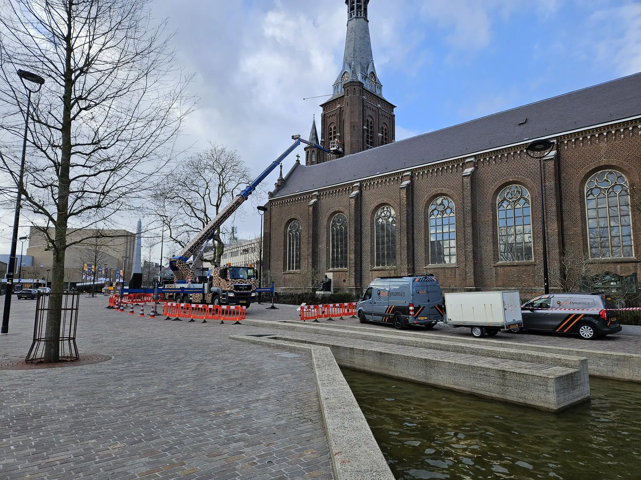 Montage verlichting op kerk in Tilburg