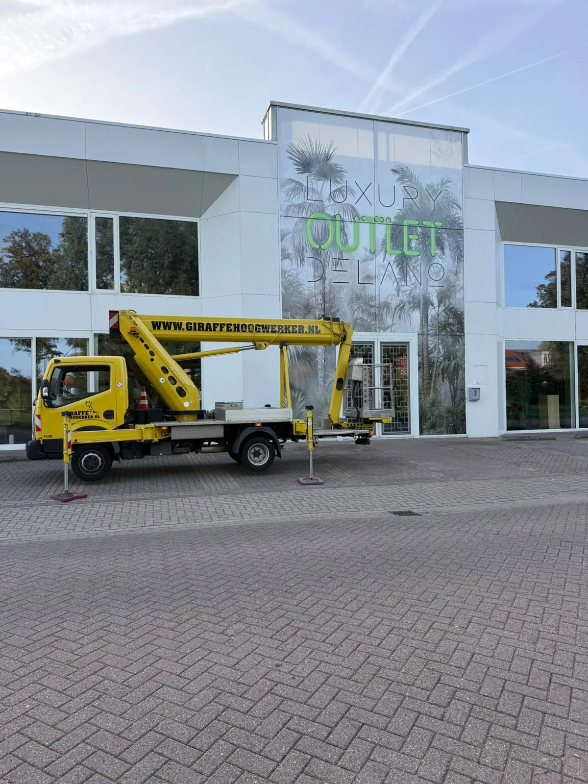 Verhuur 22 meter hoogwerker aan B2 Reclame